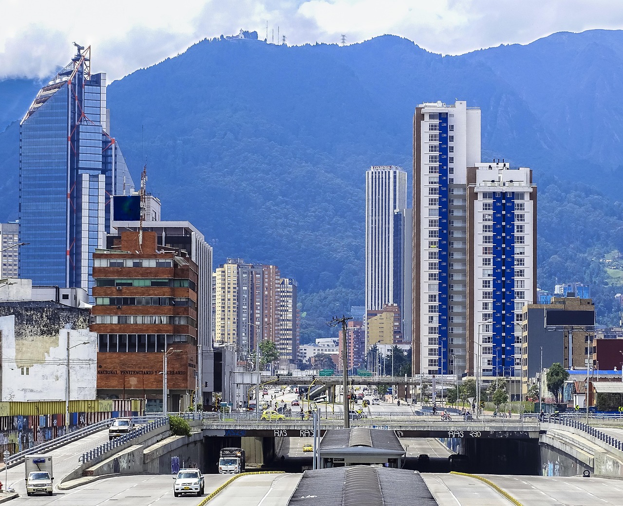 Colombia en el 2026: Un año de estabilidad y oportunidades estratégicas city, bogota, colombia, centro, ciudad, build, montañas, nature, mountain, coronavirus