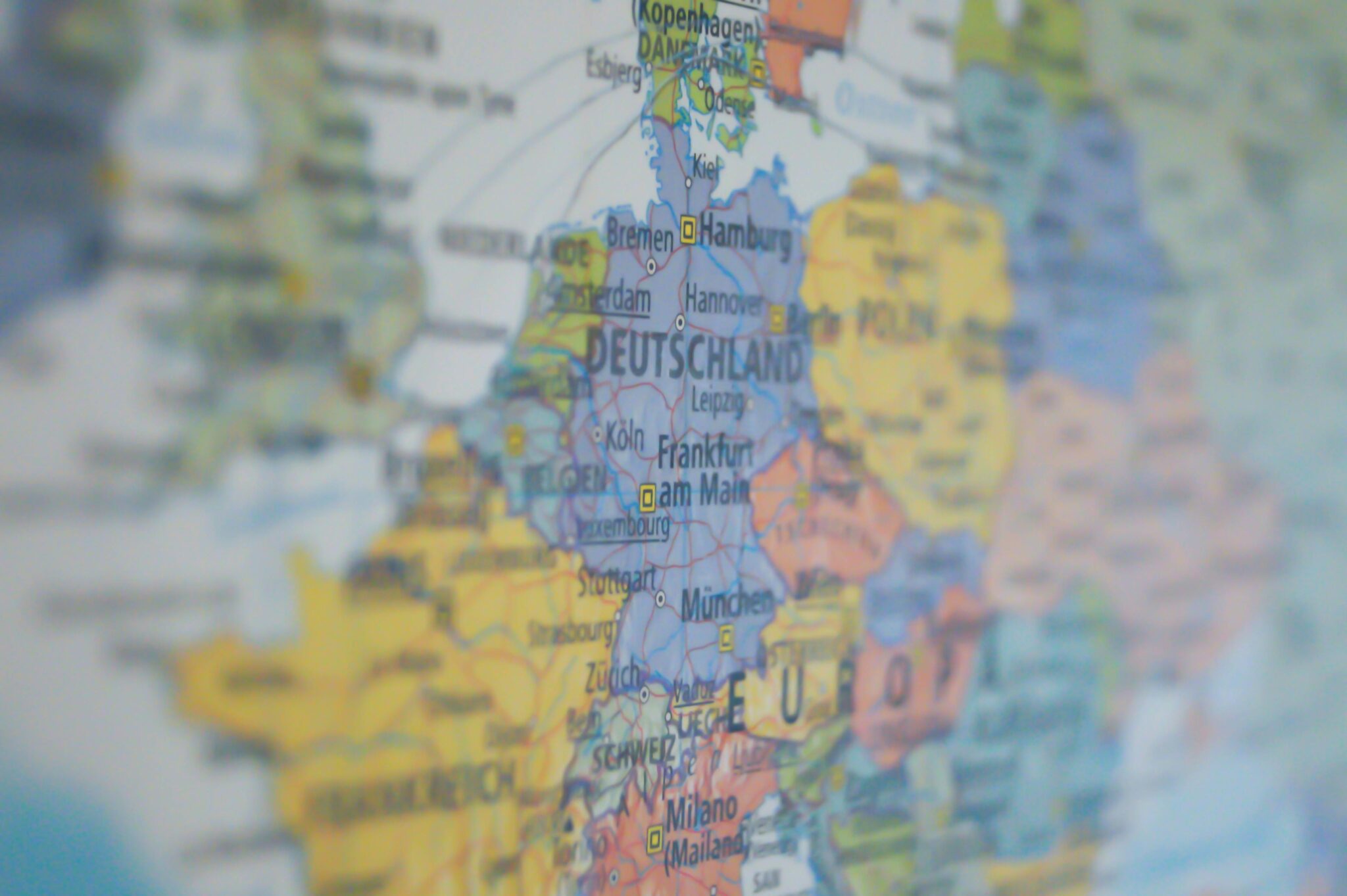Por qué Europa está legalizando el cannabis de forma no comercial: la maratón de cumplimiento vs. la carrera del retail Close-up view of Germany on a colorful world map showing major cities.