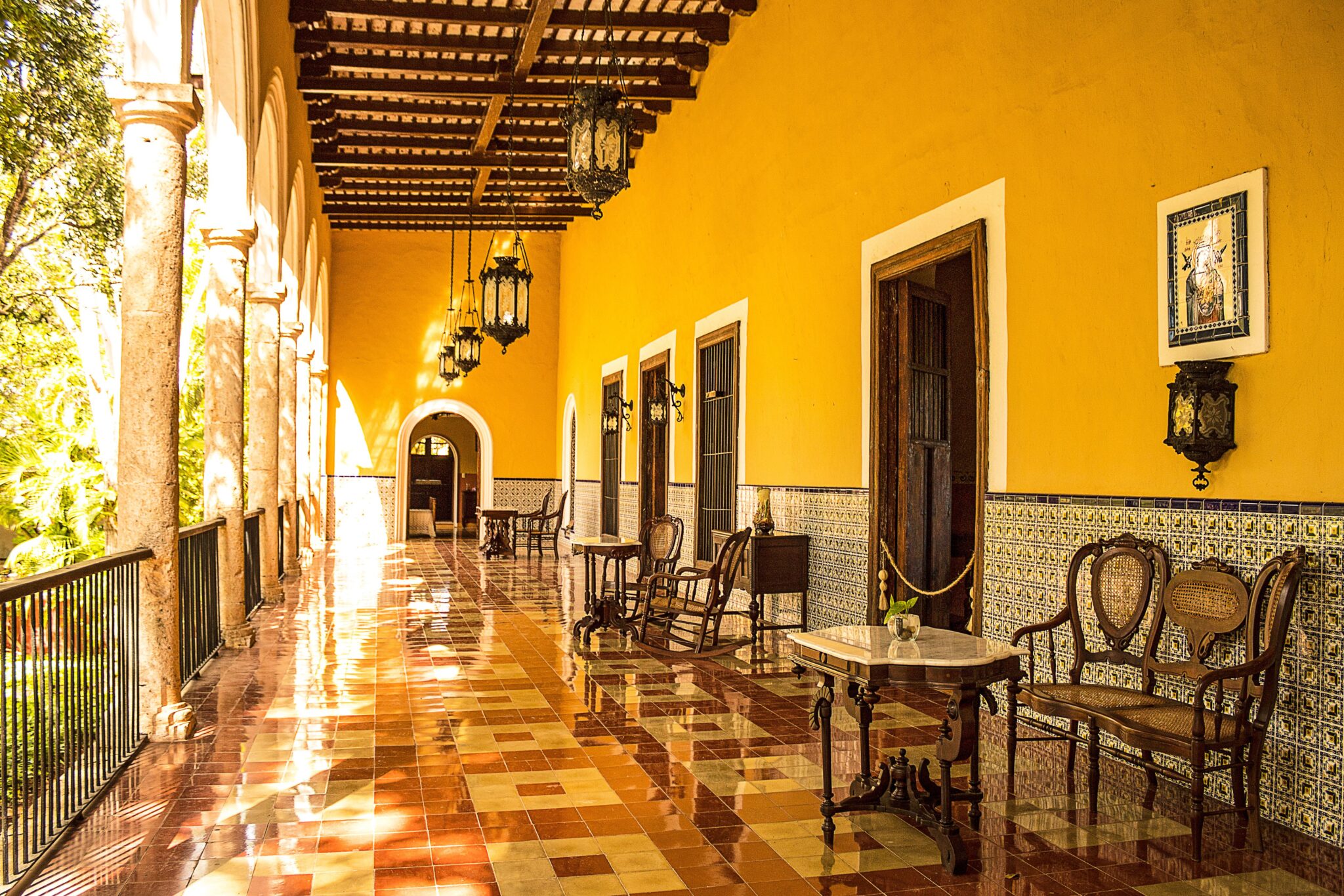 Registro Nacional de Turismo (RNT) en Colombia: La GuÃa Completa Paso a Paso para Empresas TurÃsticas y Anfitriones de Airbnb Beautiful colonial-style corridor with rustic charm in Mérida, Mexico.